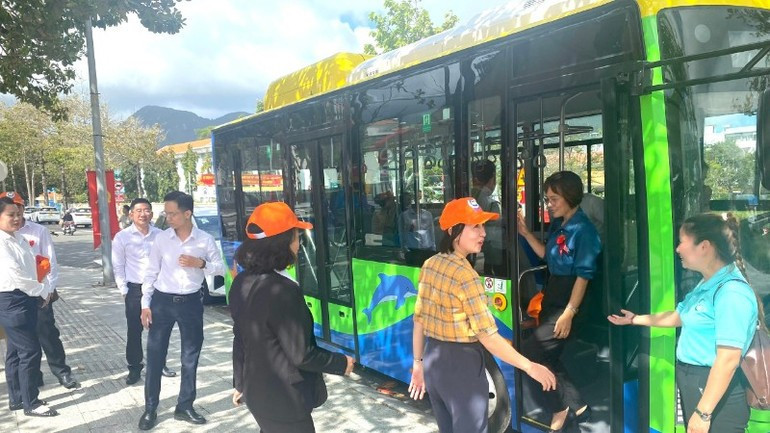 Electric bus officially put into operation in Con Dao (HCMC)