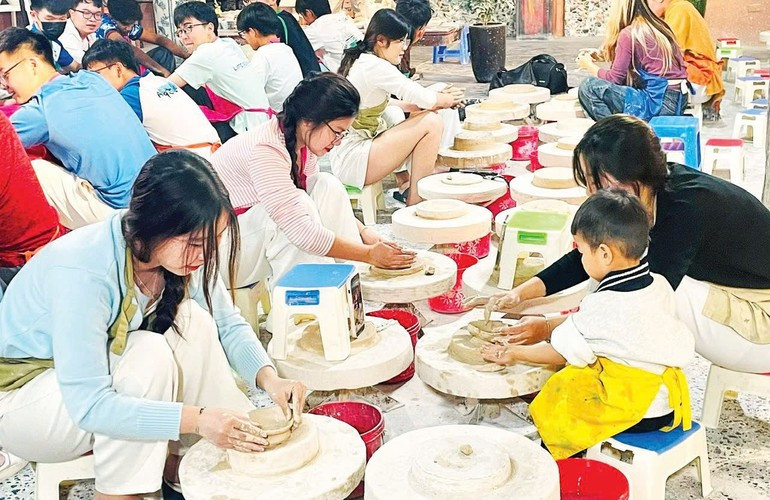 Enhancing destination value through creative tourism