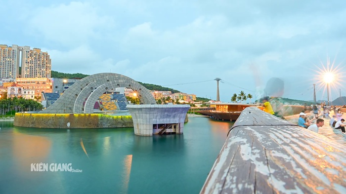 Nhà hát ngoài trời tại Sunset Town vào Guinness thế giới
