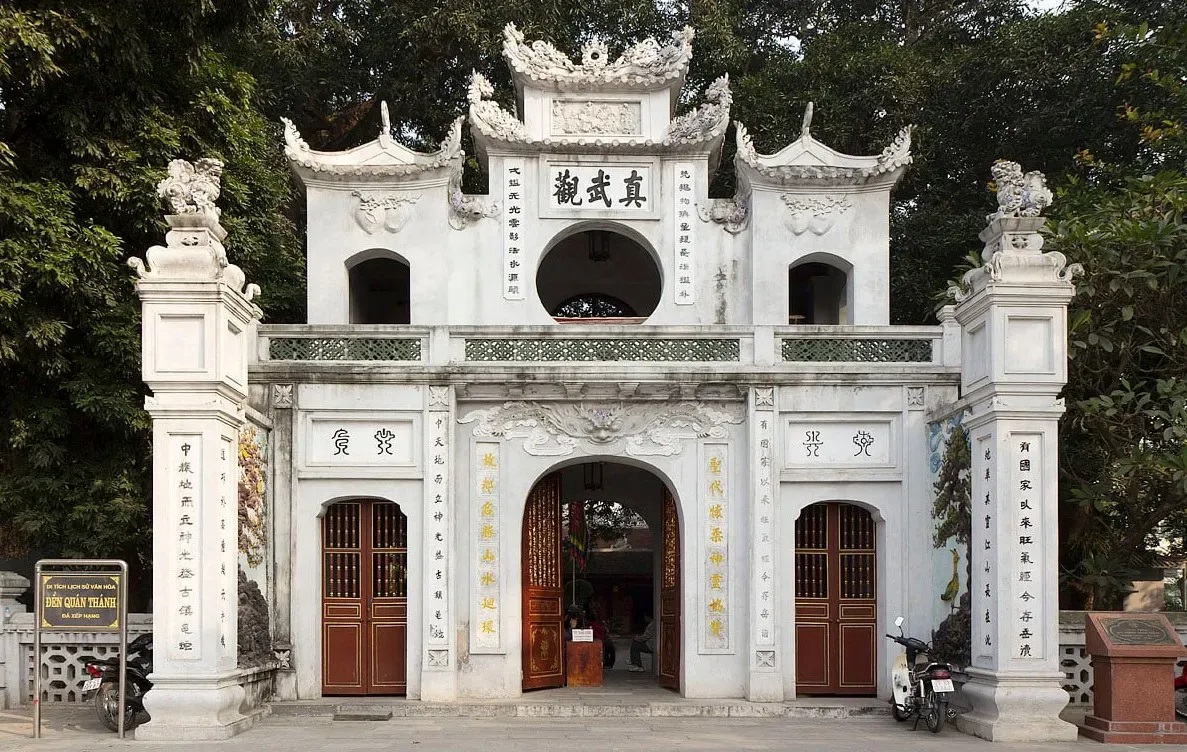 Ha Noi unveils magical “Tran Vu Bell” night tour at sacred temple
