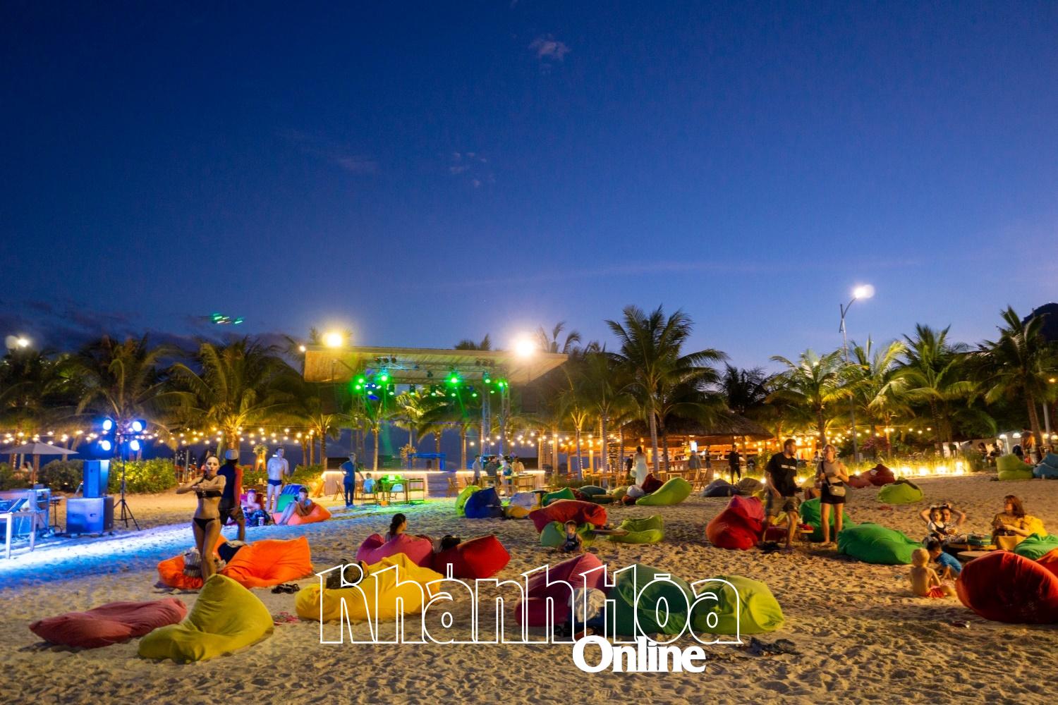 First night swimming beach opens in Nha Trang City