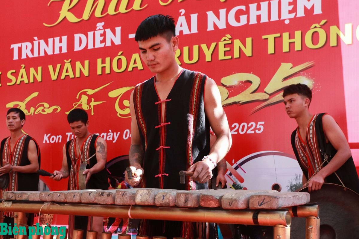 Âm vang tiếng đàn đá của dân tộc Xơ Đăng giữa đại ngàn Tây Nguyên
