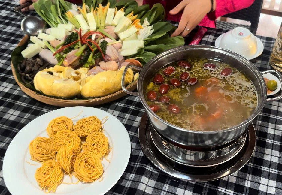 Tasting durian chicken termite mushroom hotpot in Ben Tre