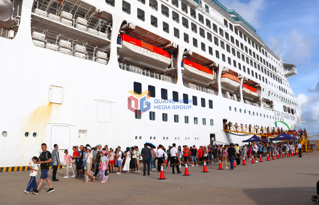 Over 1,200 cruise passengers visit Quang Ninh