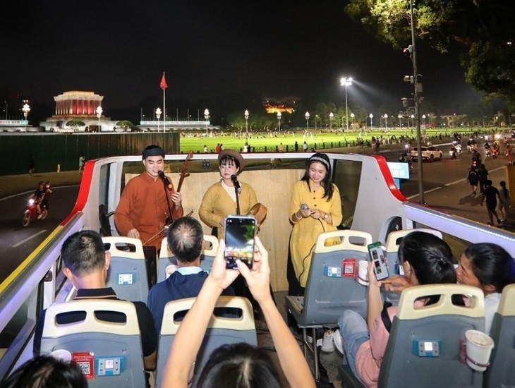 “Xam on the bus”: where tradition meets the pulse of modern life