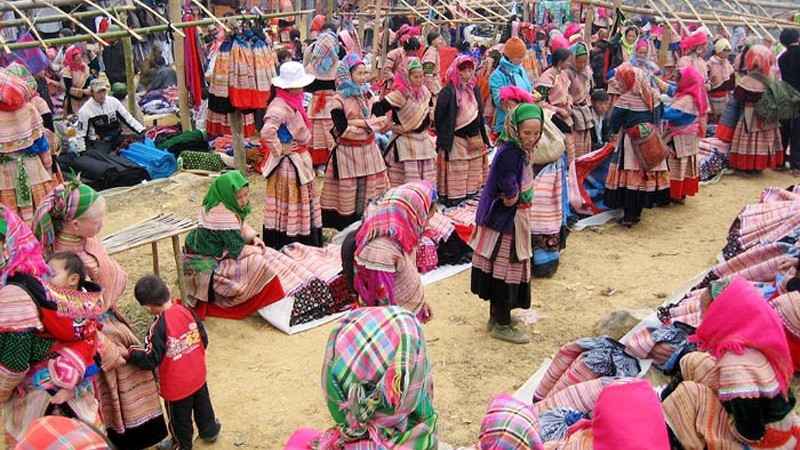 Colours of autumn at Muong Khuong market