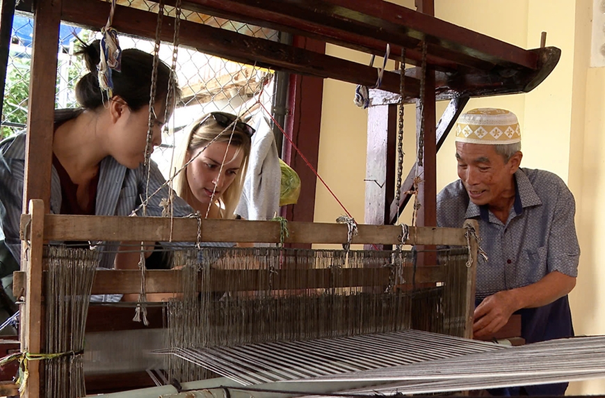“Sợi nhớ, sợi thương” bên dòng sông Hậu - An Giang