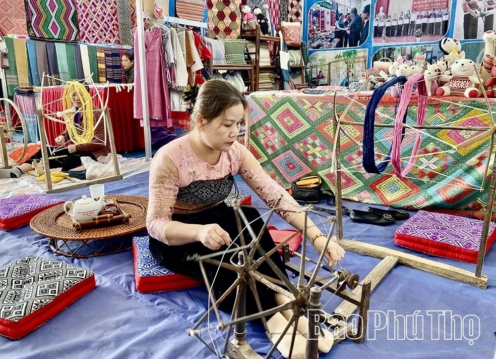 Experiencing Thai Brocade Weaving in Mai Chau (Phu Tho)