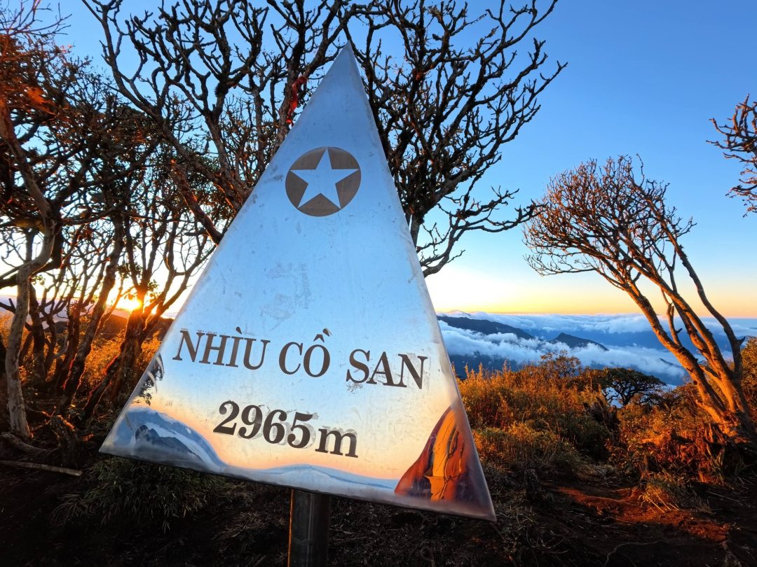 Chasing clouds on Nhiu Co San (Lao Cai)