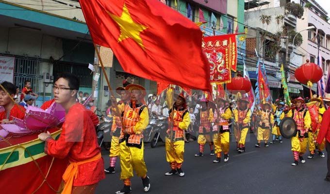 胡志明市步行街街头艺术吸引众多游客的眼球