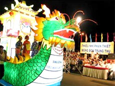 Thousands go to Phan Thiet lantern parade 