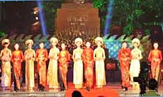 Ao dai performance sparkles in Seoul 