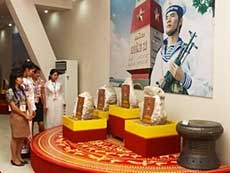 Ethnic village receives Truong Sa sovereignty stones 