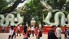 Record huge ceramic dragons set up on West Lake 