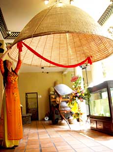 Vietnamâ€™s biggest conical hat recognized 