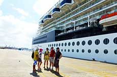 Celebrity Millennium brings 2,000 tourists to Vietnam 