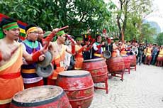 Thousands flock to Saint Tran festival in Ninh Binh 