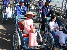 Hue festival honours â€œao daiâ€ in fashion show 