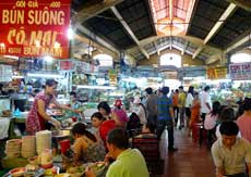 HCM City street food attracts more tourists 