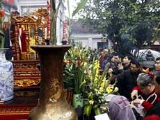 Pilgrims flock to Tran templeâ€™s seal opening ceremony 