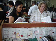 Le Salon du livre français s'ouvre à Hanoi