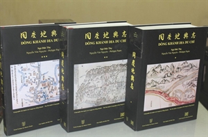 L'EFEO offre deux livres rares Ã  HÃ  Tinh