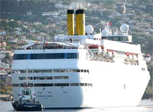 Costa Classica mouille l'ancre dans la baie de Ha Long