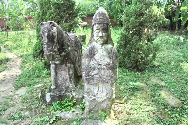 Visite des tombeaux de mandarins Ã  Bac Giang