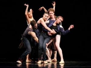 Une troupe de danse américaine en tournée au Vietnam