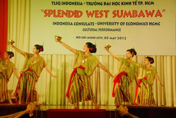 Une troupe indonésienne au Vietnam