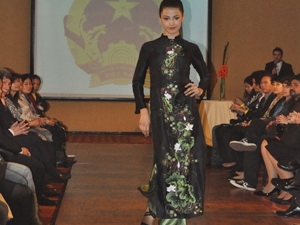 L'ao dài du Vietnam fait sensation en Argentine