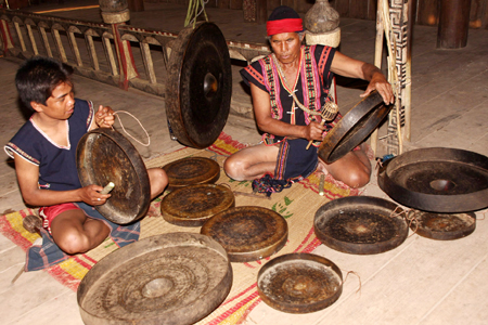 Préserver la culture des gongs et des maisons funéraires des Bahnar