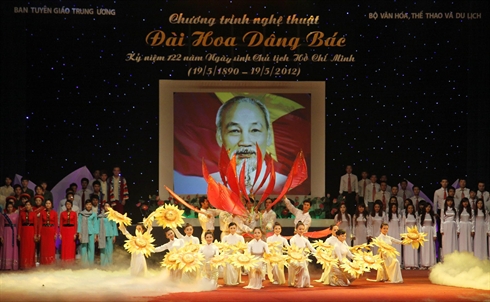 Programme artistique célébrant l'anniversaire du Président Hô Chi Minh à Hanoi