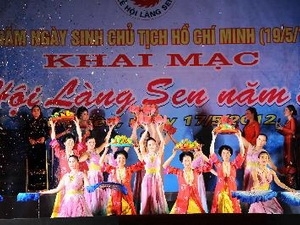 Fête du village de Sen en l'honneur de l'anniversaire du Président Ho Chi Minh