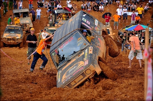 Course de voitures tout terrain à Ha Long