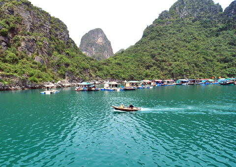 Au village de pêcheurs de Cua Van à Ha Long