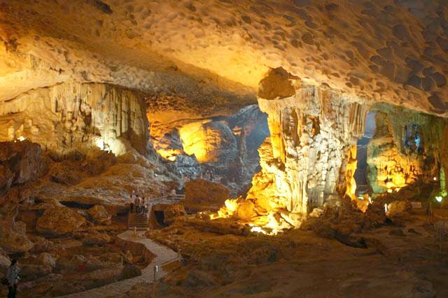 Ha Long : Sung Sot, l'une des 10 plus belles grottes du monde