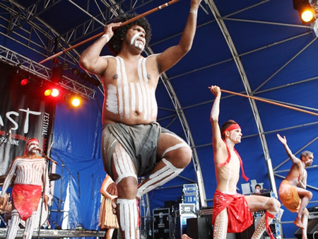 Folklores arborigène et israélien au Festival de Huê