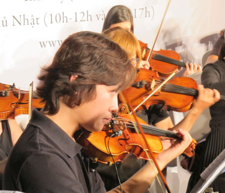 Nouveauté: Orchestre symphonique sur le trottoir à Hanoi