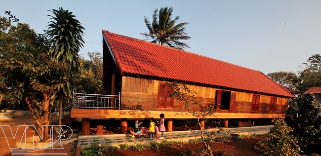La maison longue sur pilotis des Édé