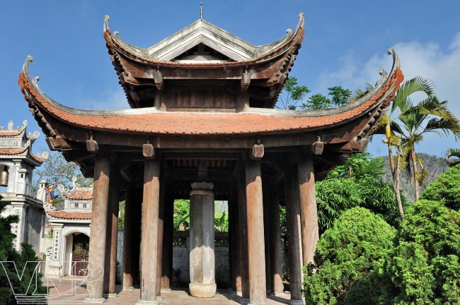 La pagode de Nhât Tru et sa colonne aux sutras