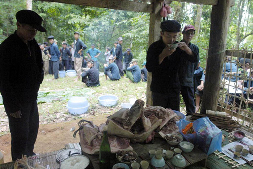 Fête du culte à la forêt de la minorité Nung