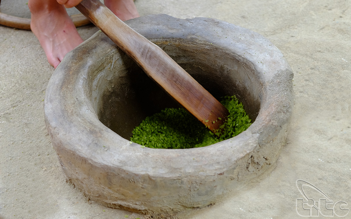 Rice grains are processed into com (young sticky rice) under skilful hands of local ethnic people
