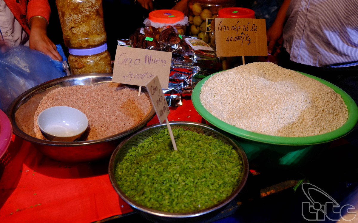 Mu Cang Chai and North West’s specialties are sold in the night market