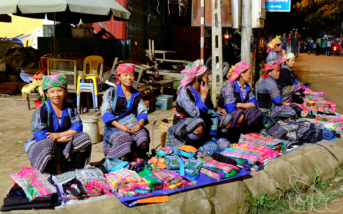 Mong ethnic people sell their traditional clothes in Mu Cang Chai Town’s centre